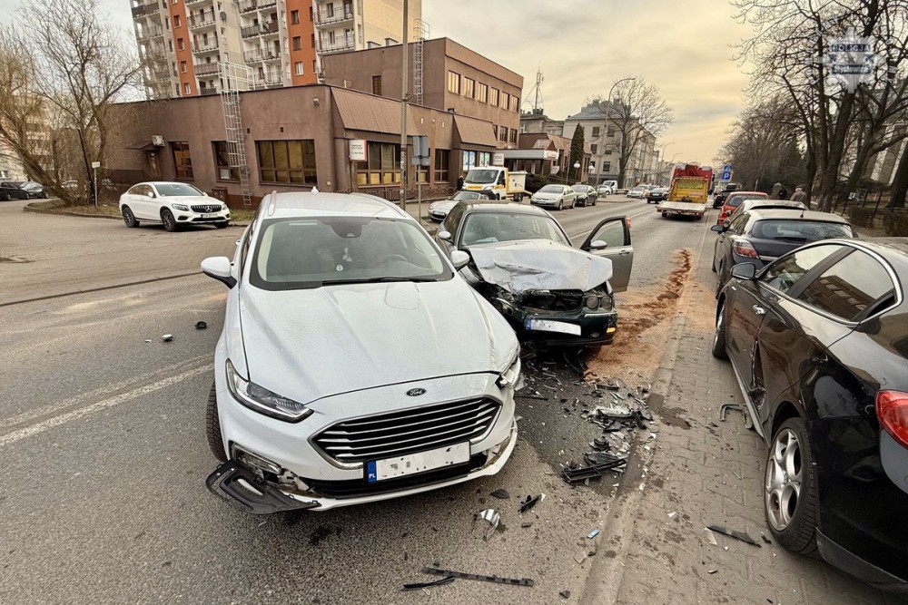 Groźna kolizja na ulicy Mikołowskiej – jeden z kierowców trafił do szpitala