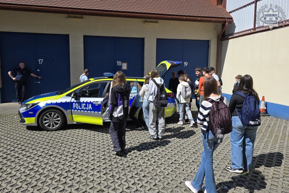 Mysłowicka komenda otwarta dla uczniów. Szóstoklasiści z SP4 poznali tajniki pracy policjantów