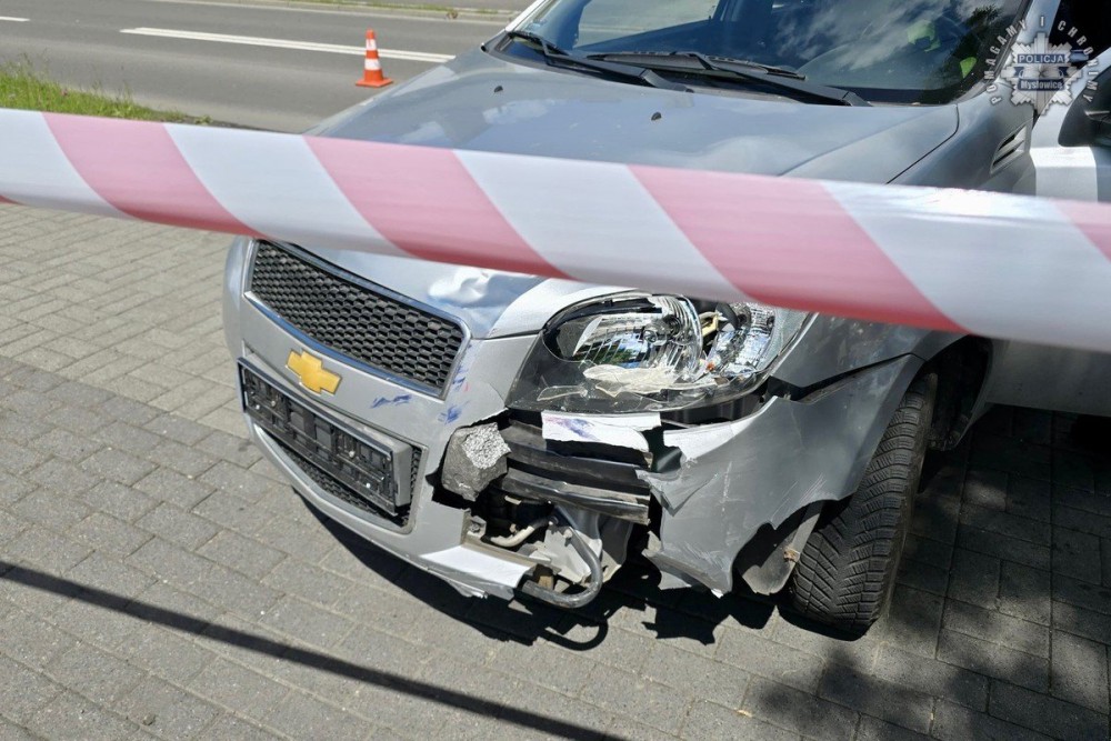 Groźny wypadek na ulicy Dzierżonia. Motocyklista w szpitalu po zderzeniu z Chevroletem