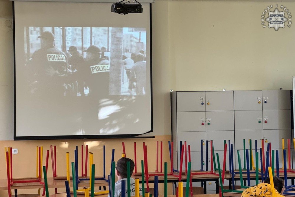 Bezpieczeństwo w sieci i nie tylko. Policjant rozmawiał z uczniami mysłowickiej „Trójki”