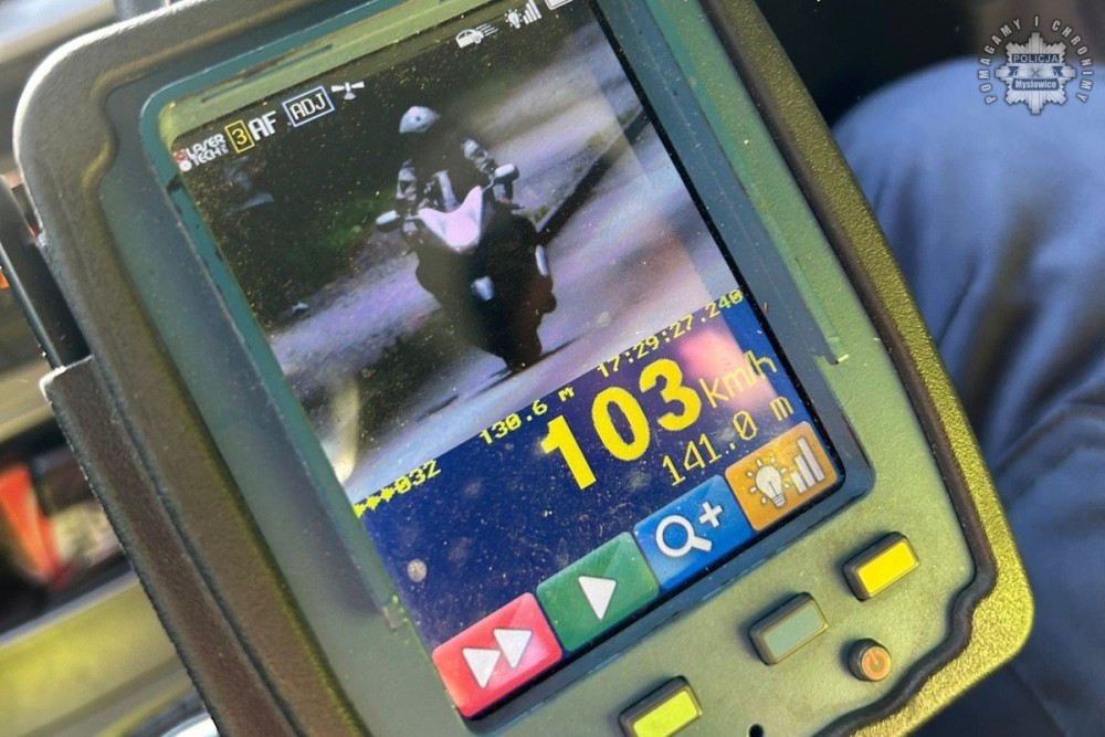 Zbyt szybka jazda i utrata prawa jazdy. Motocyklista pędził 103 km/h w terenie zabudowanym