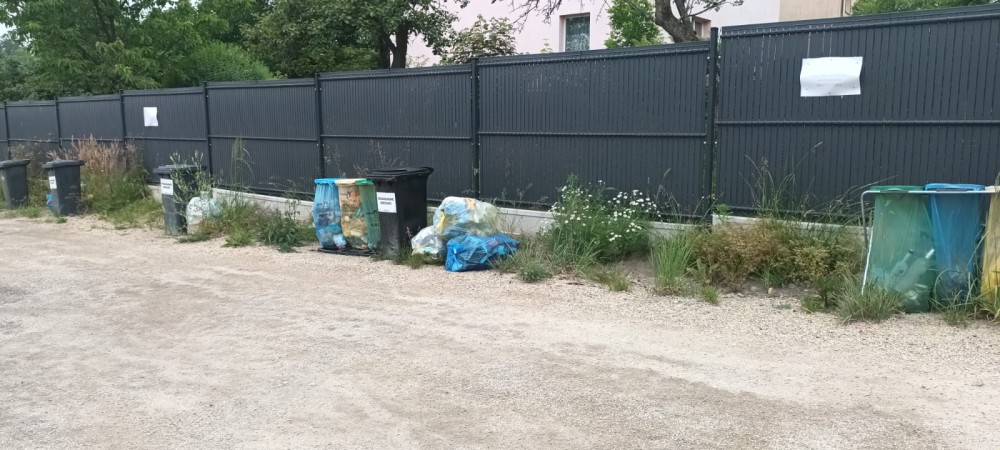 Śmieci pod płotem, czyli niechciane sąsiedztwo na Starej Wesołej