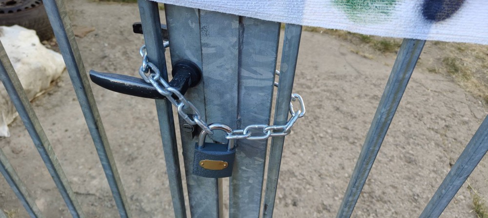 Zawłaszczanie wspólnej przestrzeni, groźby i samowola urzędnicza. Jak MZGK i prezydent Wójtowicz niszczą „Odczarowane Podwórko” mieszkańców ul. Strażackiej