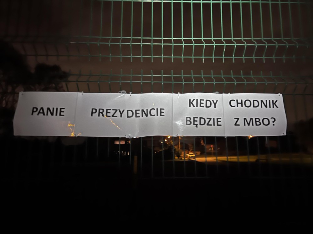 „Panie Prezydencie, kiedy będzie chodnik z MBO?”, mieszkańcy Morgów pytają z ogrodzenia boiska
