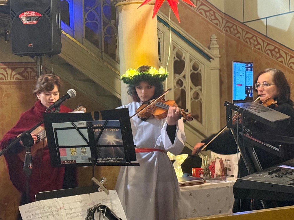 Adwentowy koncert i charytatywny kiermasz w Mysłowicach przyciągnęły tłumy. Wydarzenie wsparło zbiórkę na remont kościelnej wieży