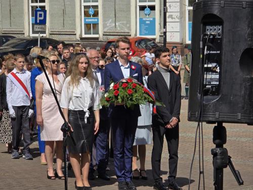 Młodzieżowa Rada Miasta składa kwiaty